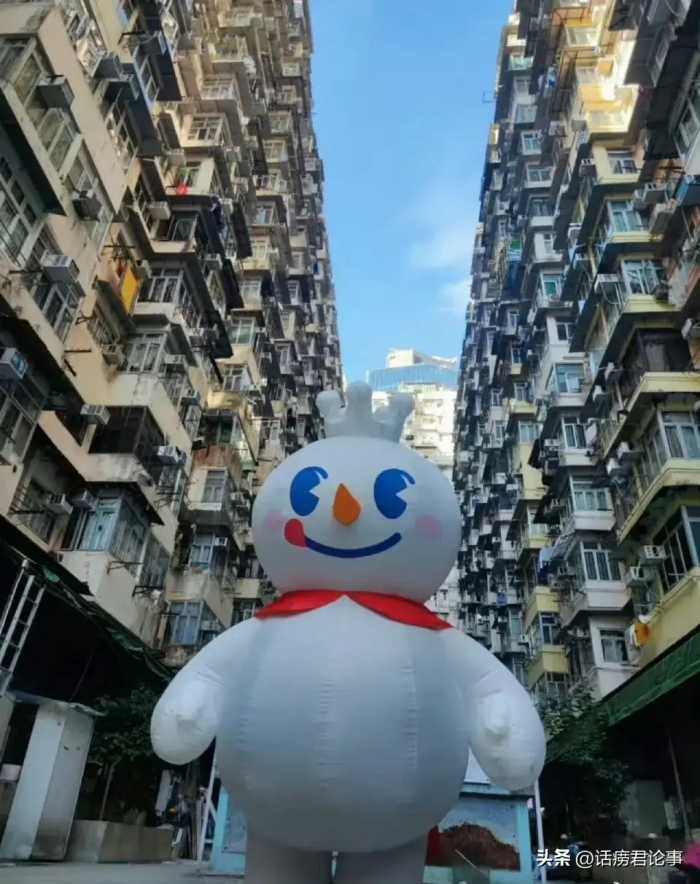 笑不活了，蜜雪冰城在香港新开店，雪王满大街跑，网友却说好心酸